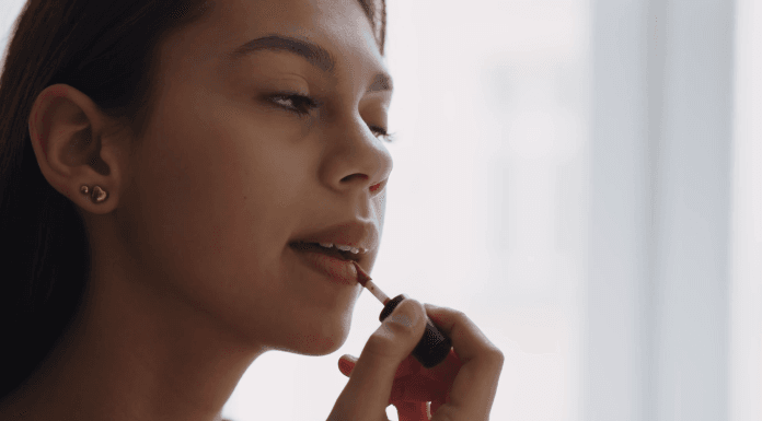 What lipstick does Kelly Clarkson wear? Discover Her Signature Shades & Get the Look!