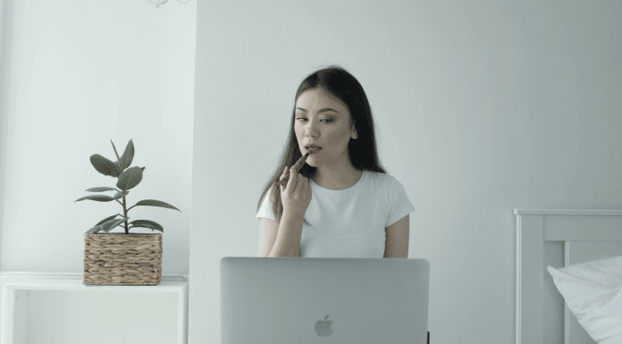 What lipstick does Billie Eilish wear? Discover Her Favorite Bold Lip Color Secrets!