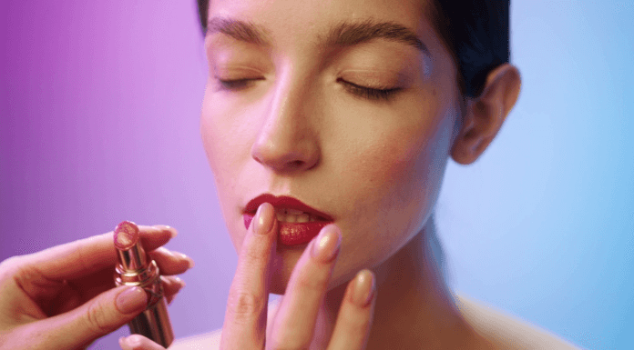 What lipstick does Adele wear? Discover her iconic red lip and how to recreate the look!