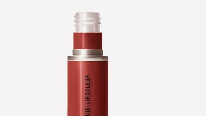 M.A.C Retro Matte Liquid Lipcolour 135 Chili Addict Review: Bold, Long-Lasting Red